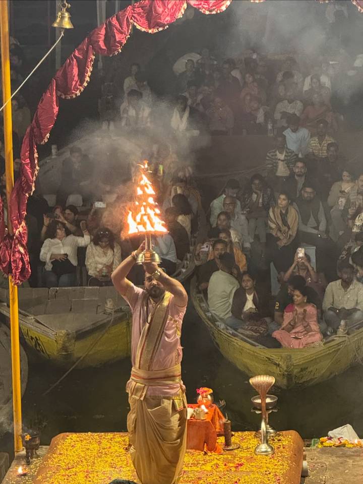 Cérémonie religieuse avec un officiant tenant une flamme sacrée.