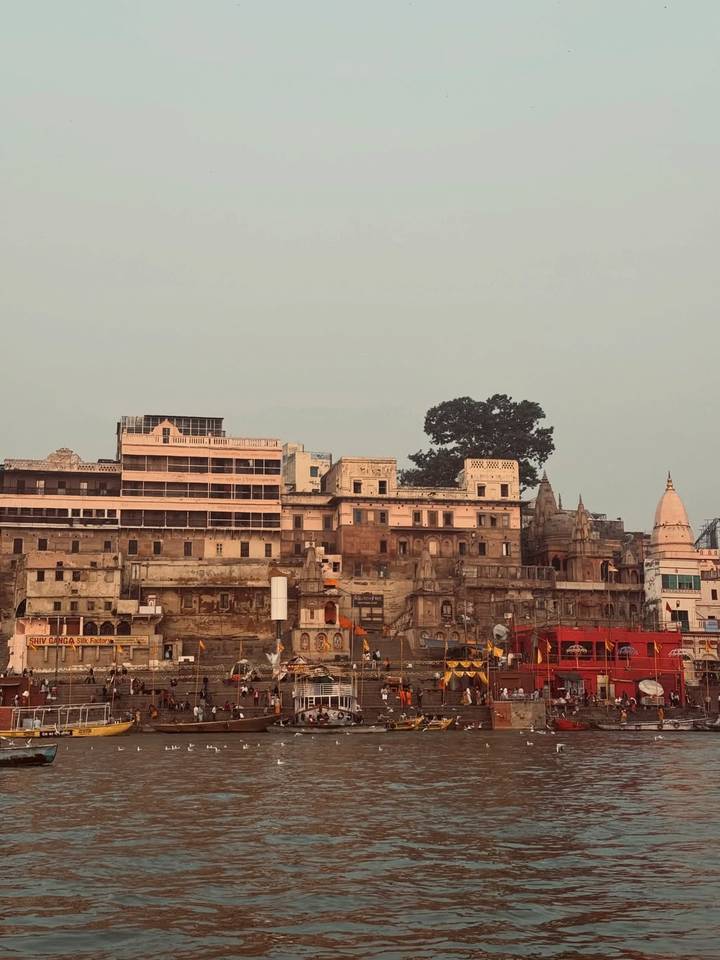 Bâtiments le long du fleuve Gange.