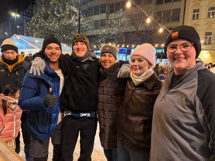 Grupo de amigos sonriendo y disfrutando un ambiente invernal.