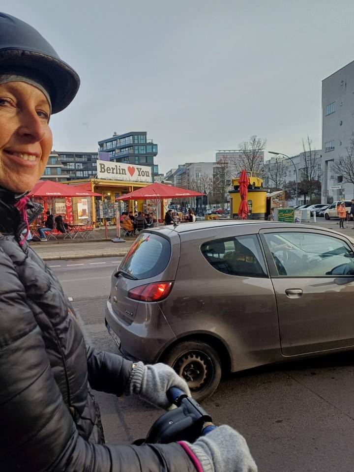 Calle con café y coches en Berlín.