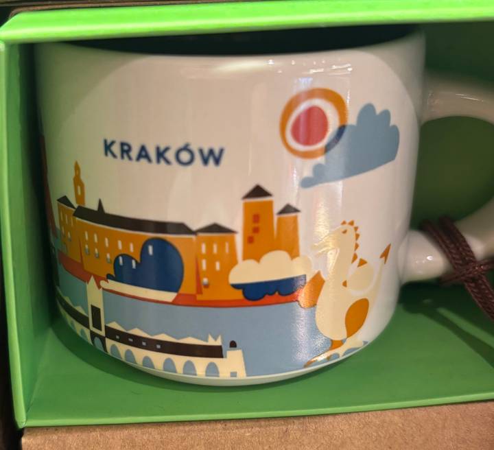 Primer plano de una taza de recuerdo con diseño de Cracovia.