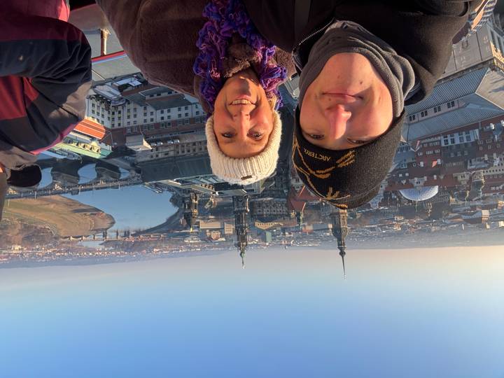 Selfie de dos personas con vista del paisaje urbano de Dresde.