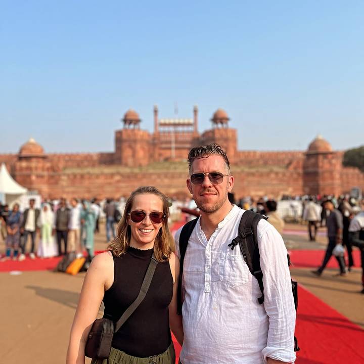 Deux touristes posant devant le Fort Rouge.