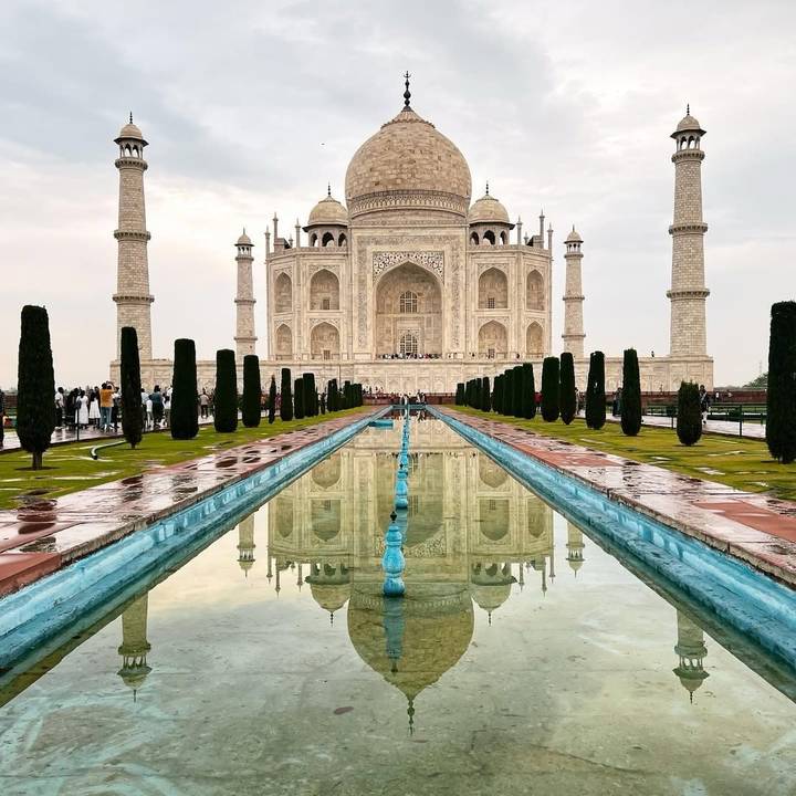 Vue emblématique du Taj Mahal avec son reflet dans le bassin symétrique.
