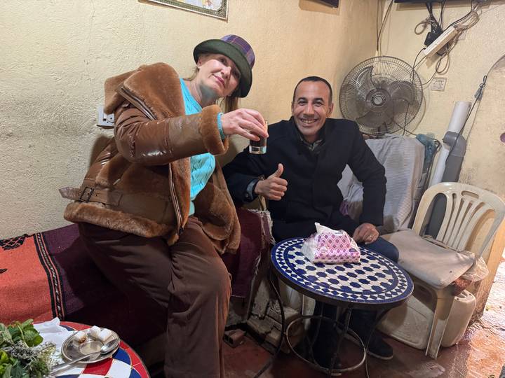 Des gens qui savourent du thé dans un cadre intérieur chaleureux.