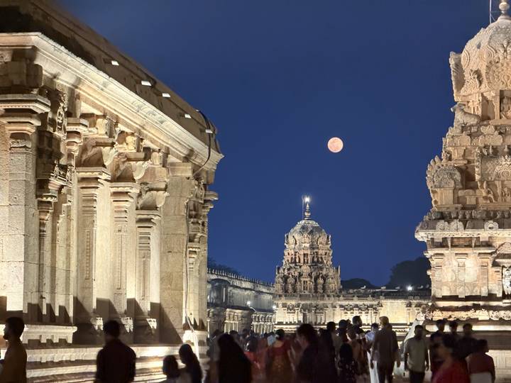 Grand temple architectural avec une pleine lune.