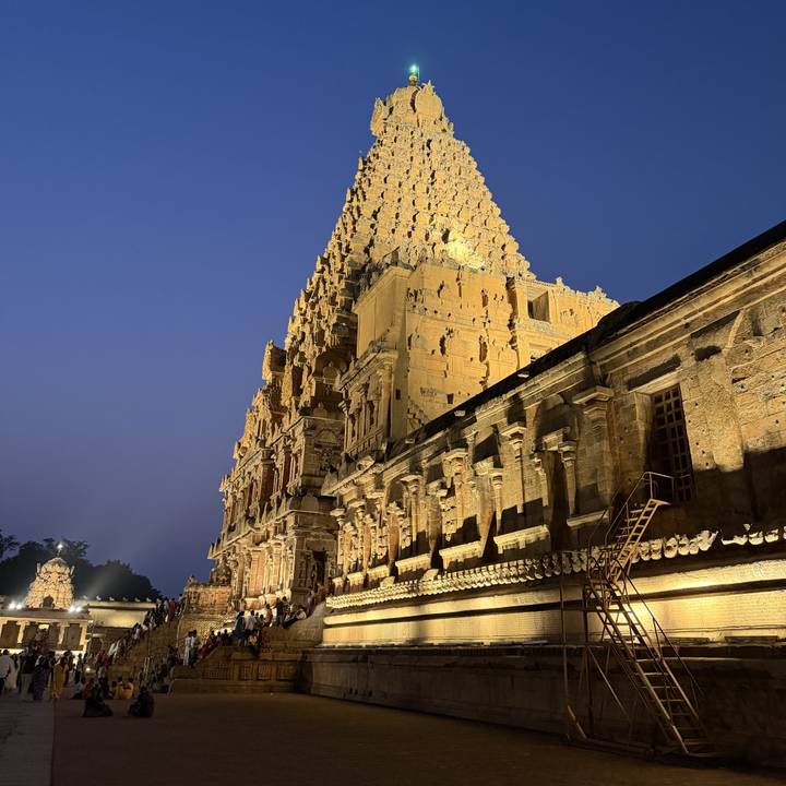 Magnifique structure de temple illuminée la nuit.