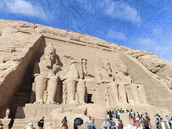 Entrée du temple d'Abou Simbel avec ciel bleu.