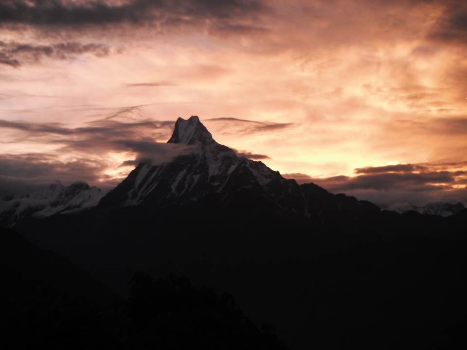 Silhouette dramatique d'une montagne au coucher du soleil.