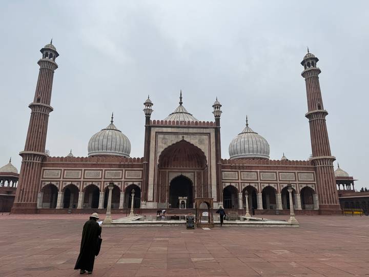 Jama Masjid, una gran mezquita con tres cúpulas y dos minaretes.