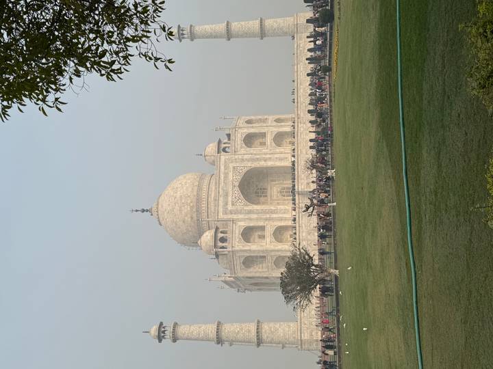 Taj Mahal con una multitud de visitantes y cielo despejado.