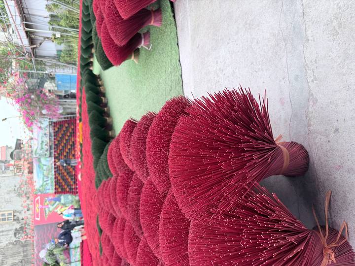 Paquetes de incienso coloridos exhibidos al aire libre.