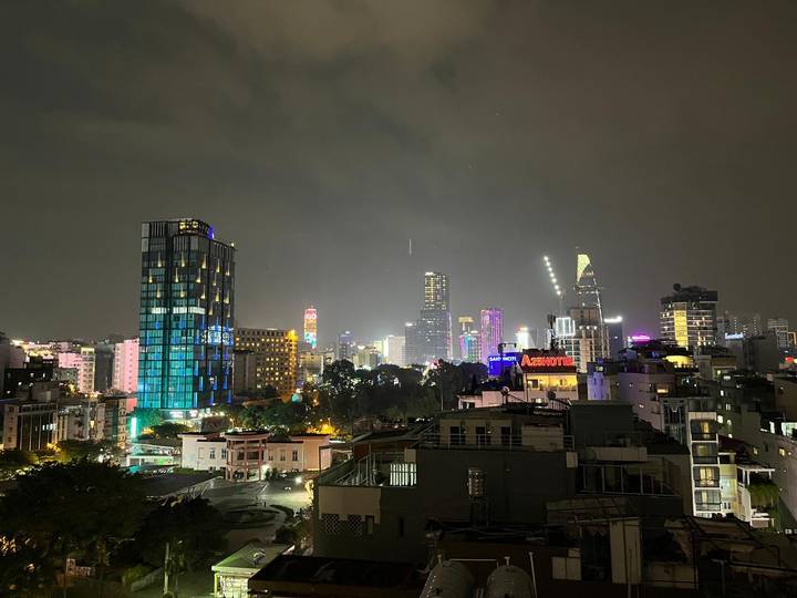 Vue nocturne d'un horizon urbain vivement éclairé.
