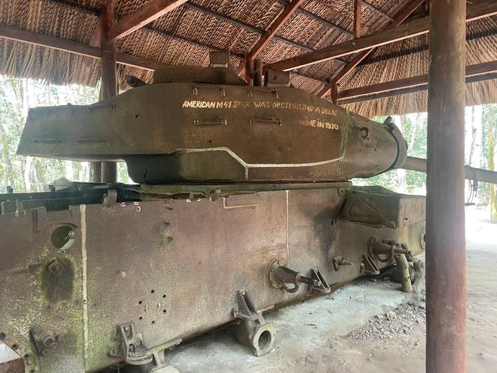 Ancien char militaire exposé à l'extérieur.