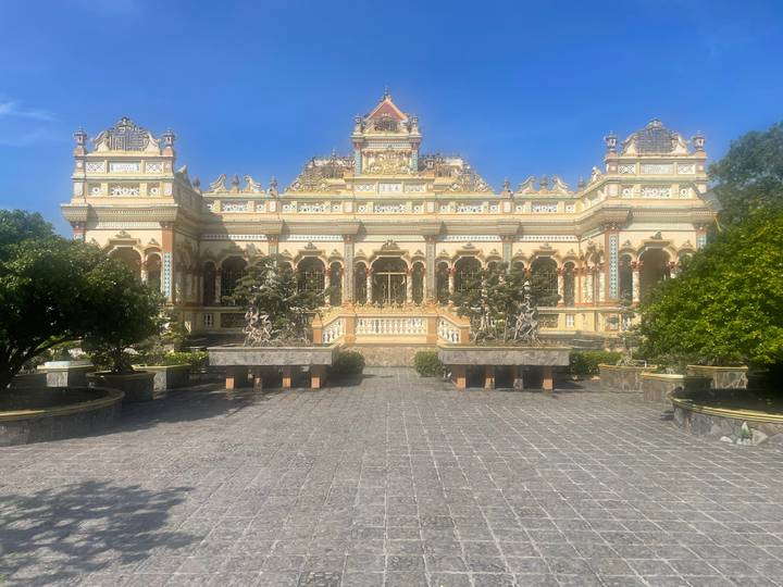 Façade de temple ornée de sculptures.