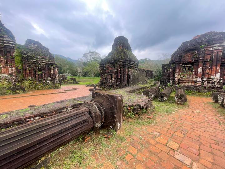 Ruines d'un ancien temple de brique avec des colonnes effondrées.