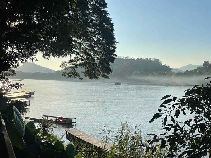 Vue sur la rivière avec un arrière-plan brumeux et des arbres.