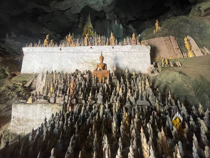 De nombreuses statues de Bouddha à l'intérieur d'une grotte.