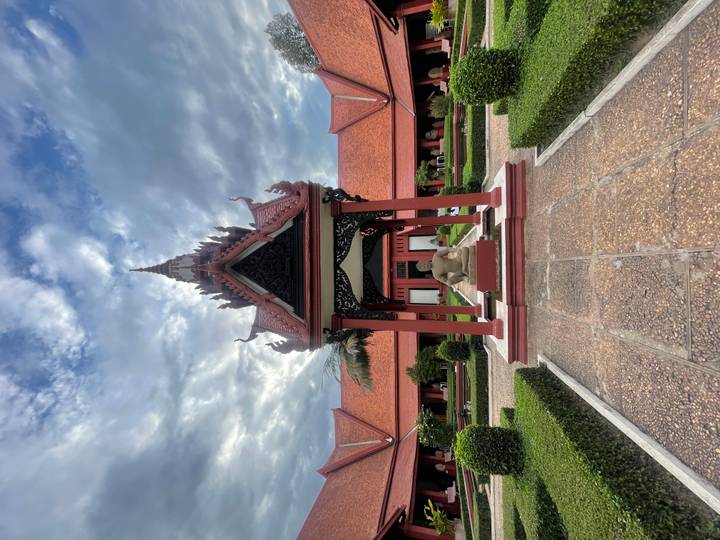 Temple élaboré avec une cour vide.