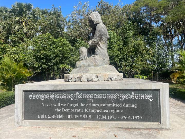 Mémorial avec inscription sur les crimes commis pendant le régime des Khmers rouges.