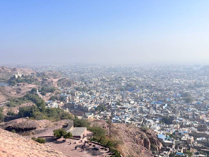 Vue panoramique du paysage urbain avec des bâtiments s'étendant au loin.