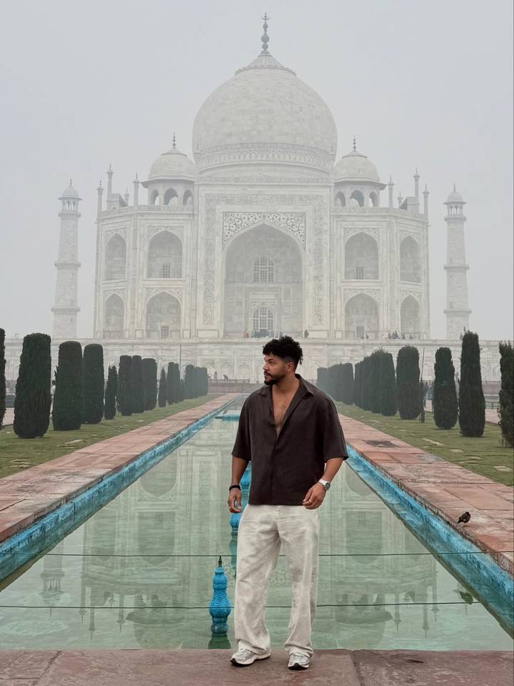 Persona frente al Taj Mahal.