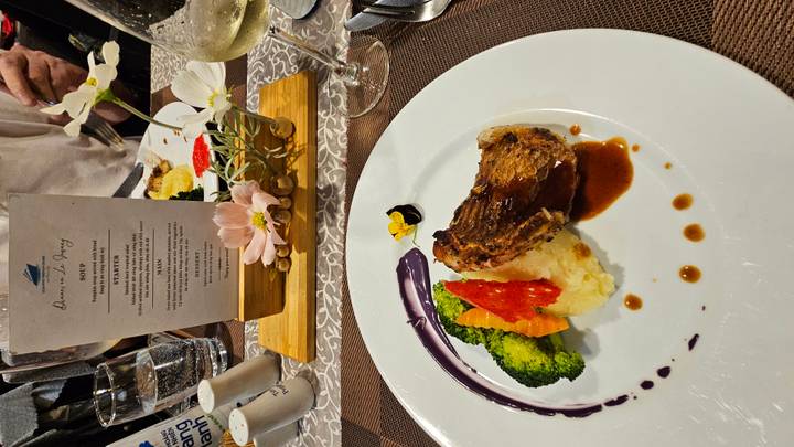 Un plat gastronomique servi dans une assiette avec une garniture de sauce.