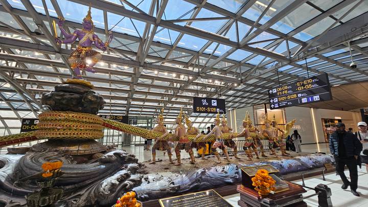 Sculpture artistique à l'intérieur de l'aéroport de Bangkok présentant une scène culturelle.