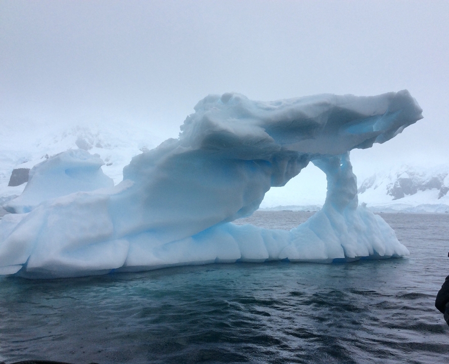 Iceberg de belle forme dans l'océan.