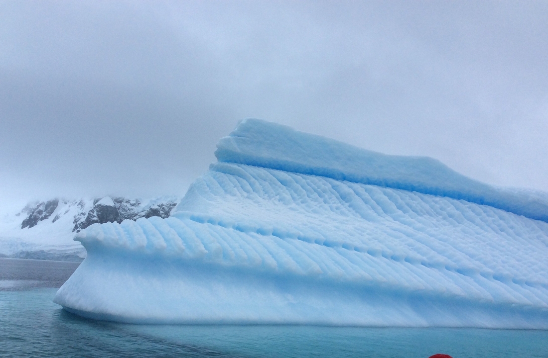Iceberg avec la montagne en arrière-plan.