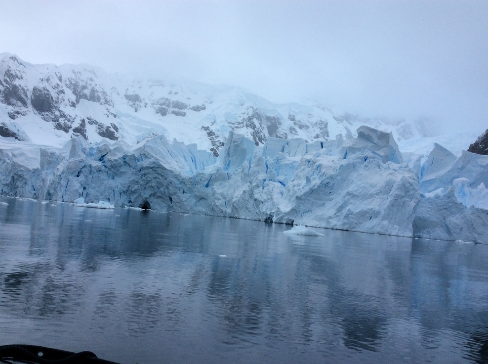 Glacier avec formations glacées rencontrant la mer.