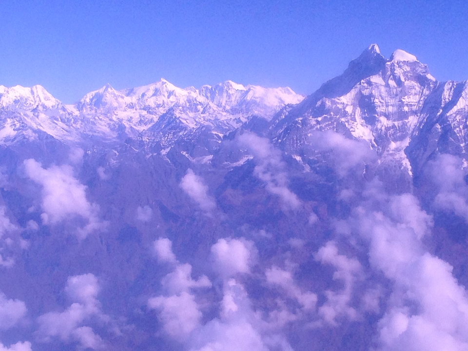 Vue panoramique des montagnes enneigées de l'Himalaya.