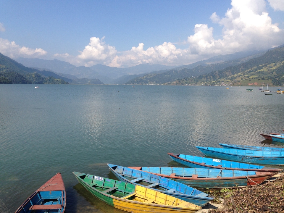 Magnifique lac avec bateaux et montagnes.