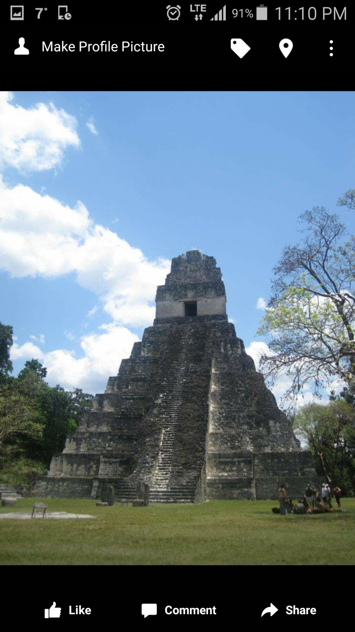 Pyramide en ruine maya à Tikal, Guatemala.