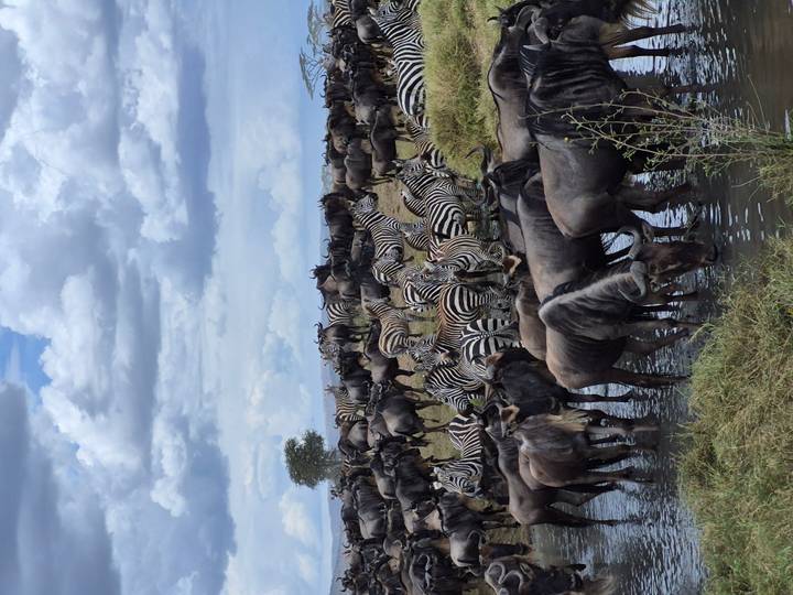 Atardecer sobre un cuerpo de agua con nubes dramáticas.