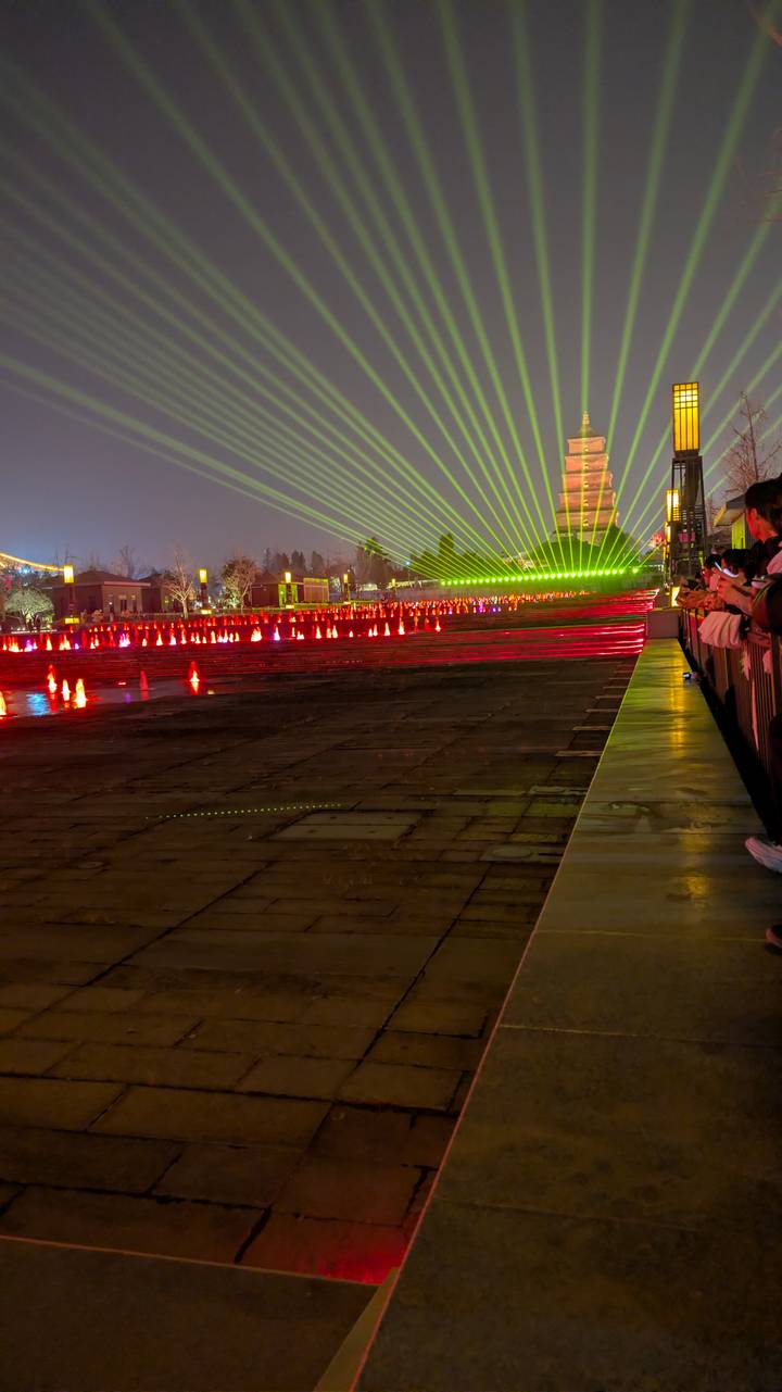 Espectáculo de luces con láseres y audiencia.