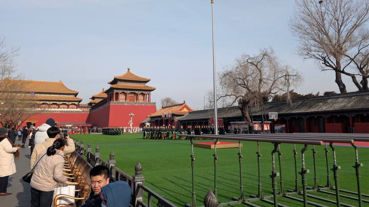 Personas afuera de un edificio tradicional chino.