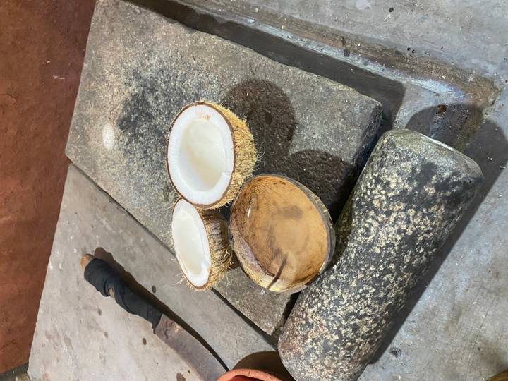 Des noix de coco ouvertes avec leurs coques sur une table.