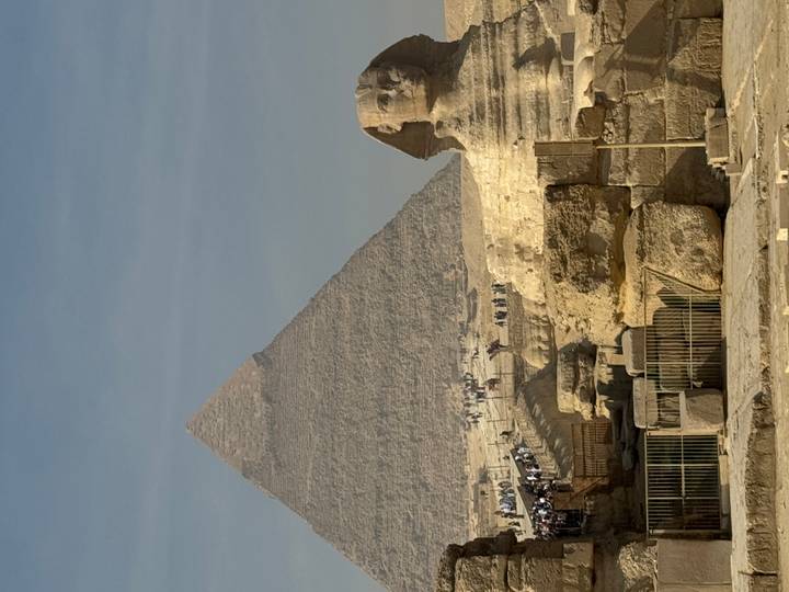 Gran Pirámide de Giza con la Esfinge en un día soleado.