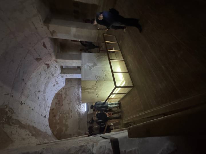 Tumba del antiguo Egipto débilmente iluminada con jeroglíficos.