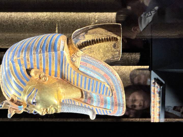 Máscara dorada de Tutankamón en exhibición en un museo.