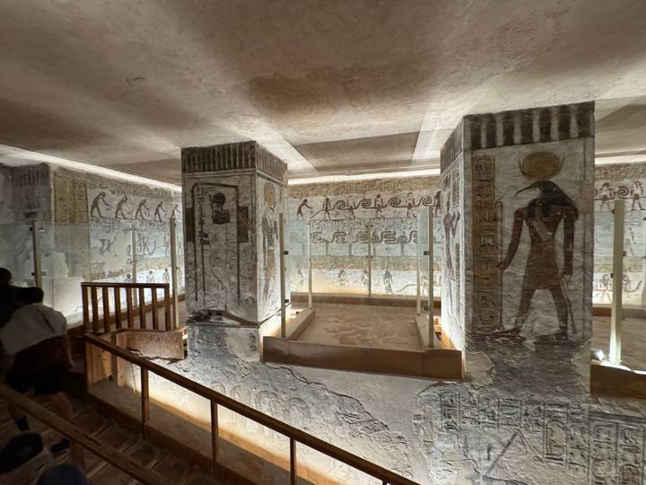 Interior de una tumba del antiguo Egipto con jeroglíficos.