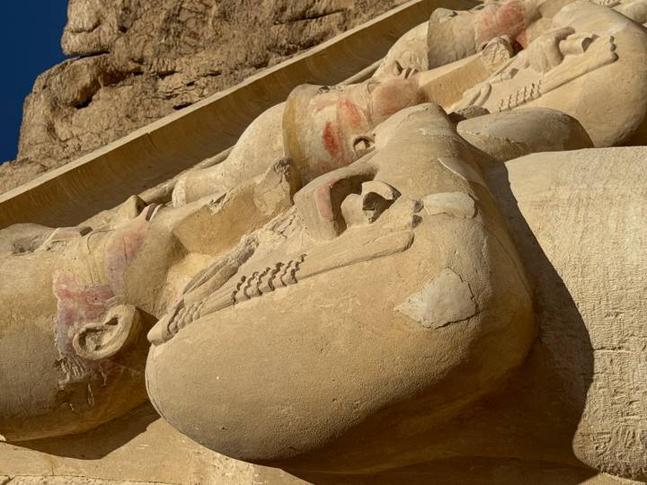 Primer plano de una estatua del antiguo Egipto tallada en piedra.