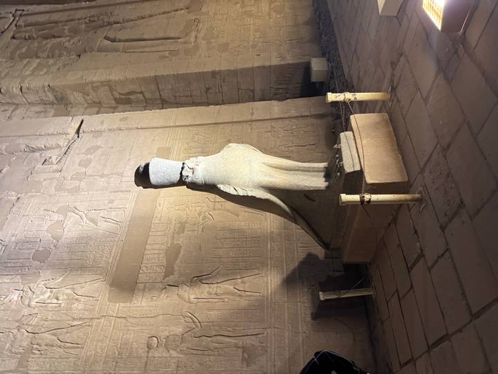 Estatua de Horus dentro de un antiguo templo egipcio.