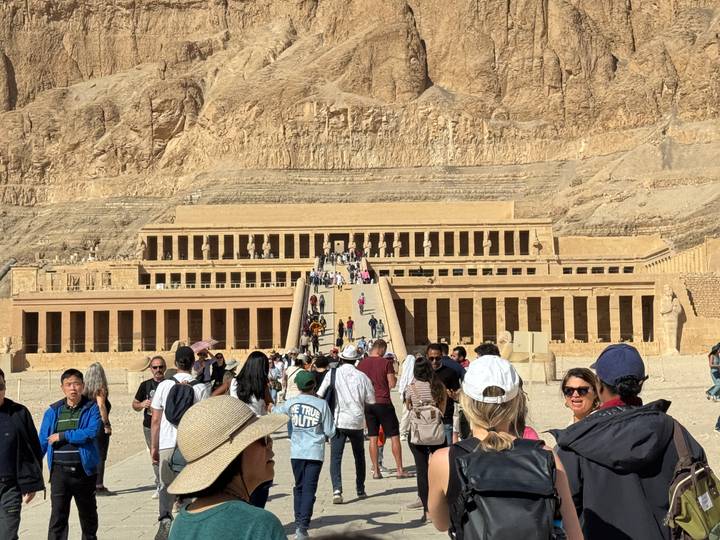 Templo de Hatshepsut con turistas entrando al sitio.