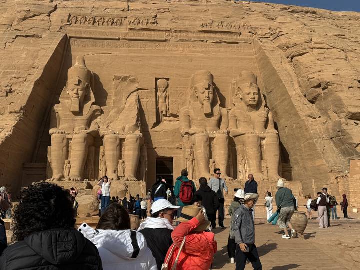 Templo de Abu Simbel con turistas en primer plano.