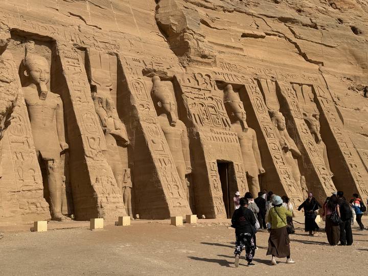 Templo excavado en roca con columnas y estatuas en Abu Simbel.
