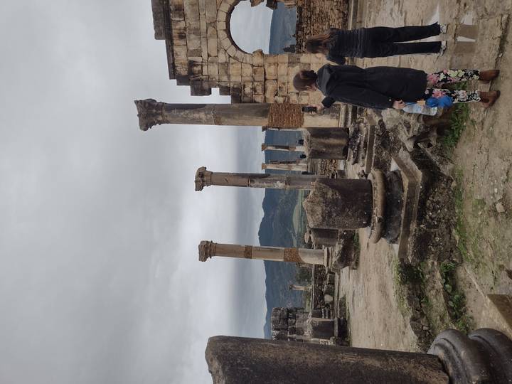 Ruines antiques avec plusieurs colonnes debout.