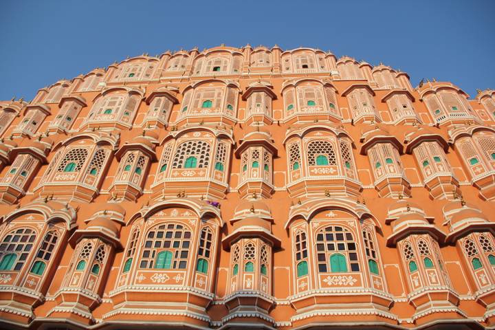 Hawa Mahal Fassade mit zahlreichen Fenstern in Jaipur.