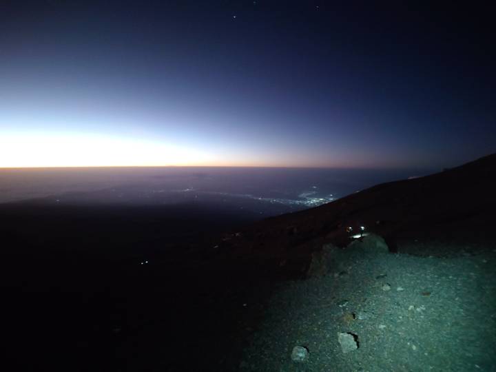 Vue d'avant l'aube depuis un flanc de montagne.